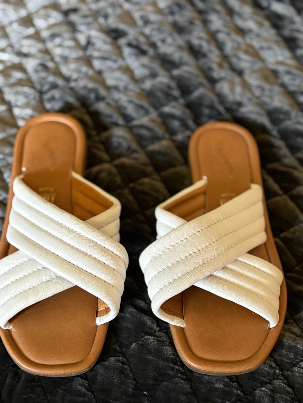 SEYCHELLES SIZE 6 Women’s White Cross-Strap Slide Sandals with Tan Footbed